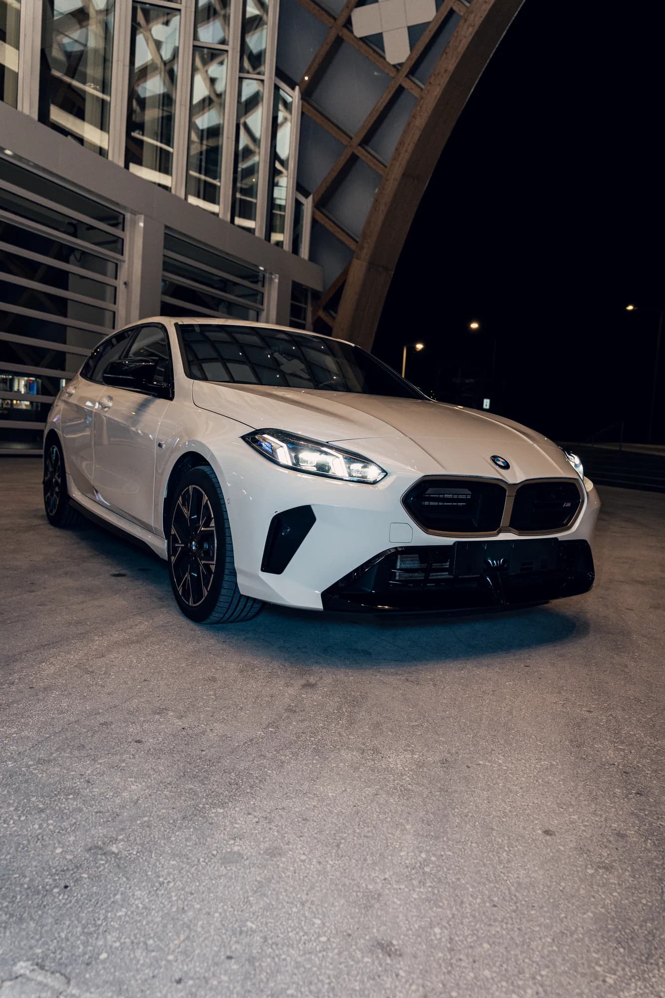 BMW M135 blanche vue de l’avant gauche