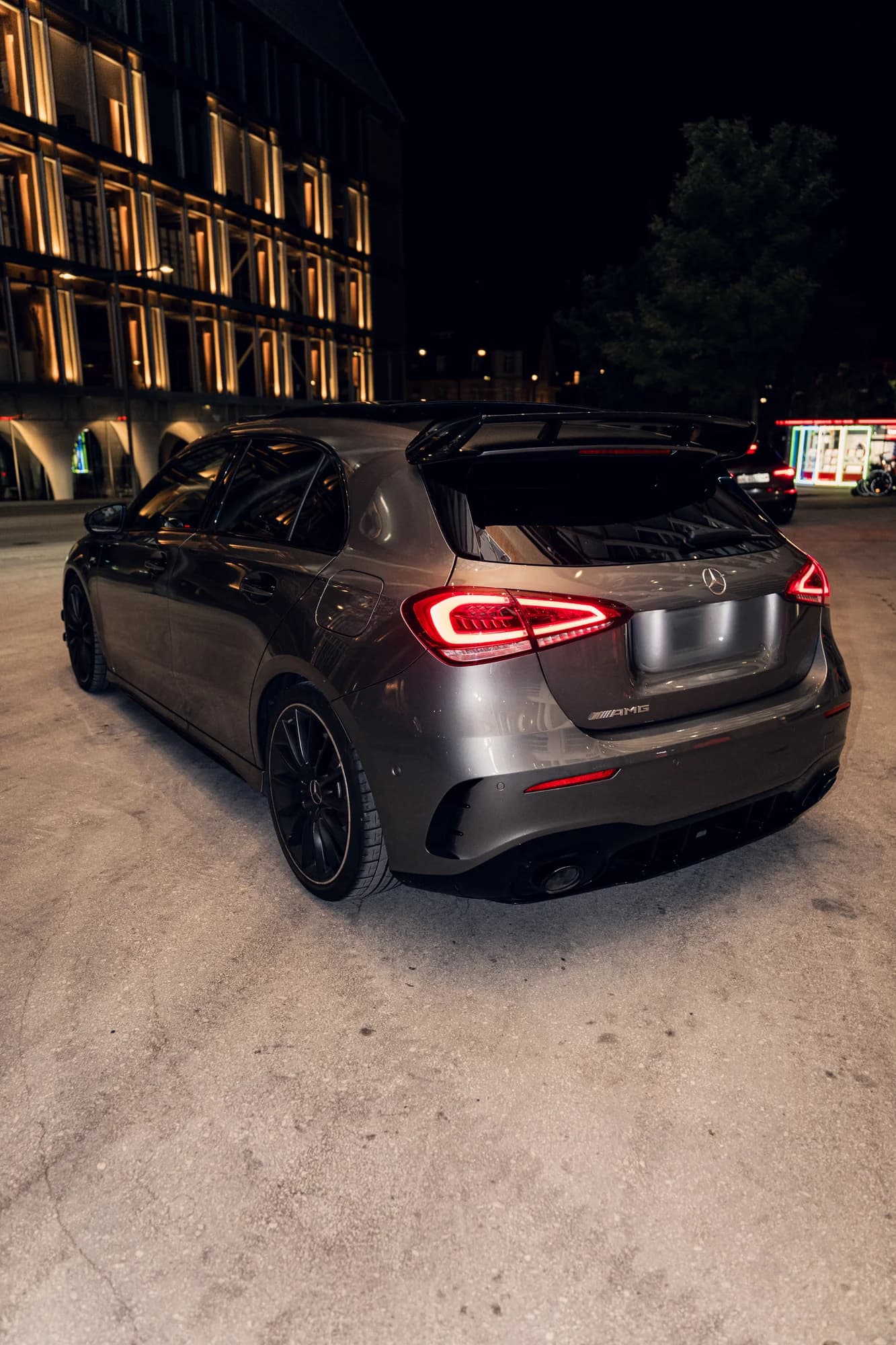 Mercedes-AMG A35 grise de trois quarts arrière, feux allumés