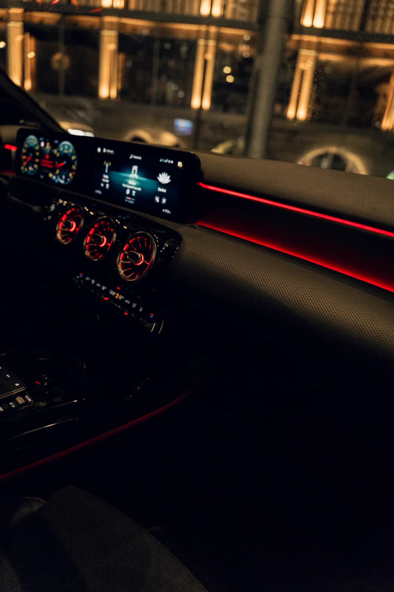 Tableau de bord et éclairage d’ambiance rouge de la Mercedes-AMG A35
